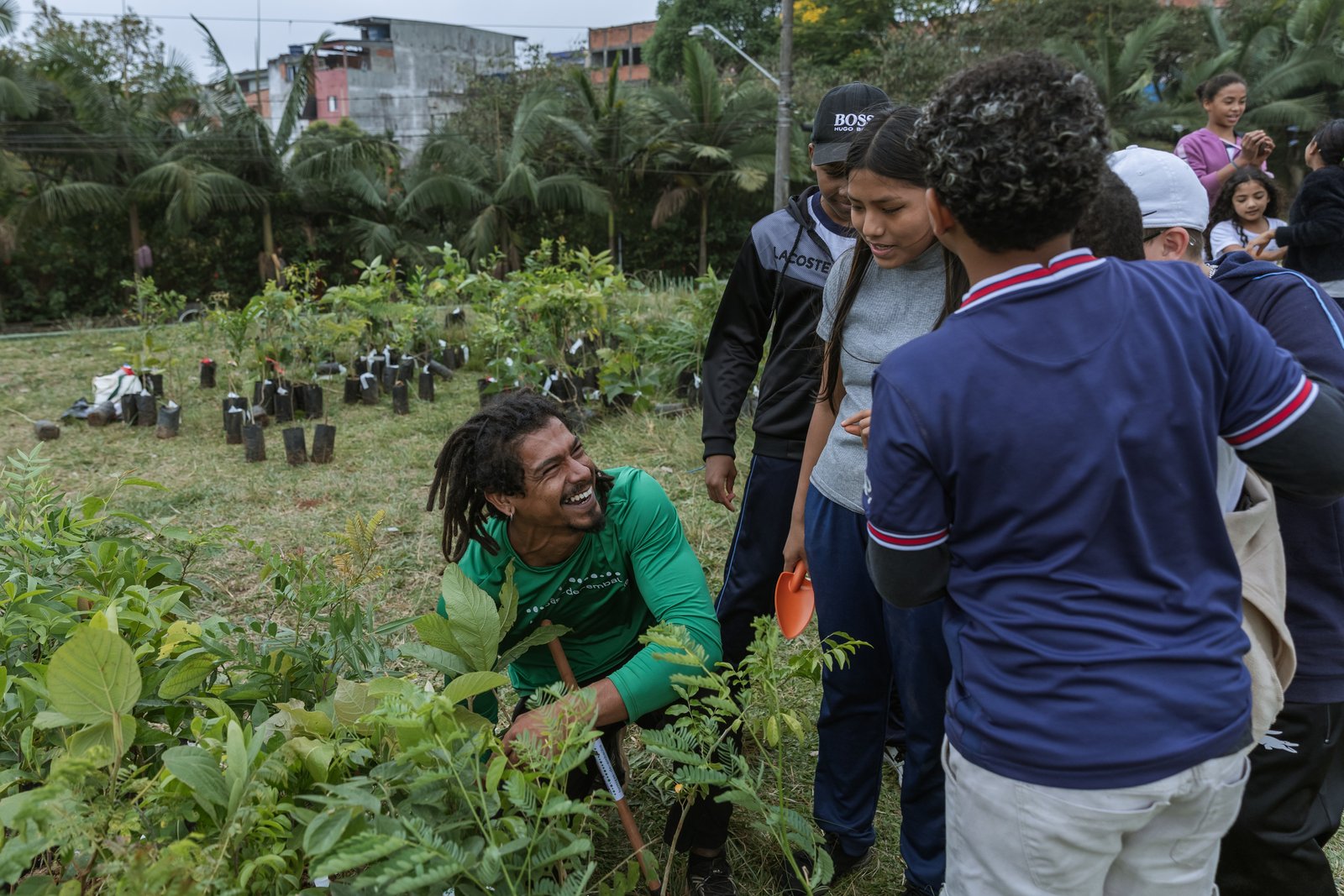 Crianças participando do plantio